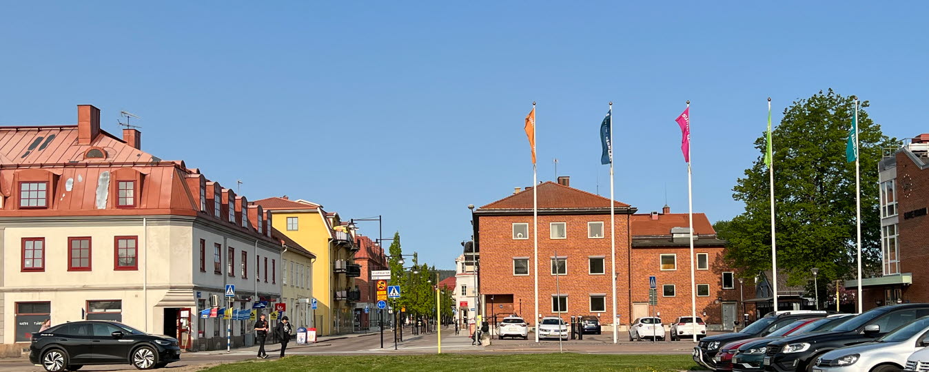 Förslaget är att sälja tomten på Stora torget i Sunne till Ica fastigheter AB för 2,8 miljoner kronor så att de kan etablera en ny Ica-butik i markplan med bostäder ovanpå.