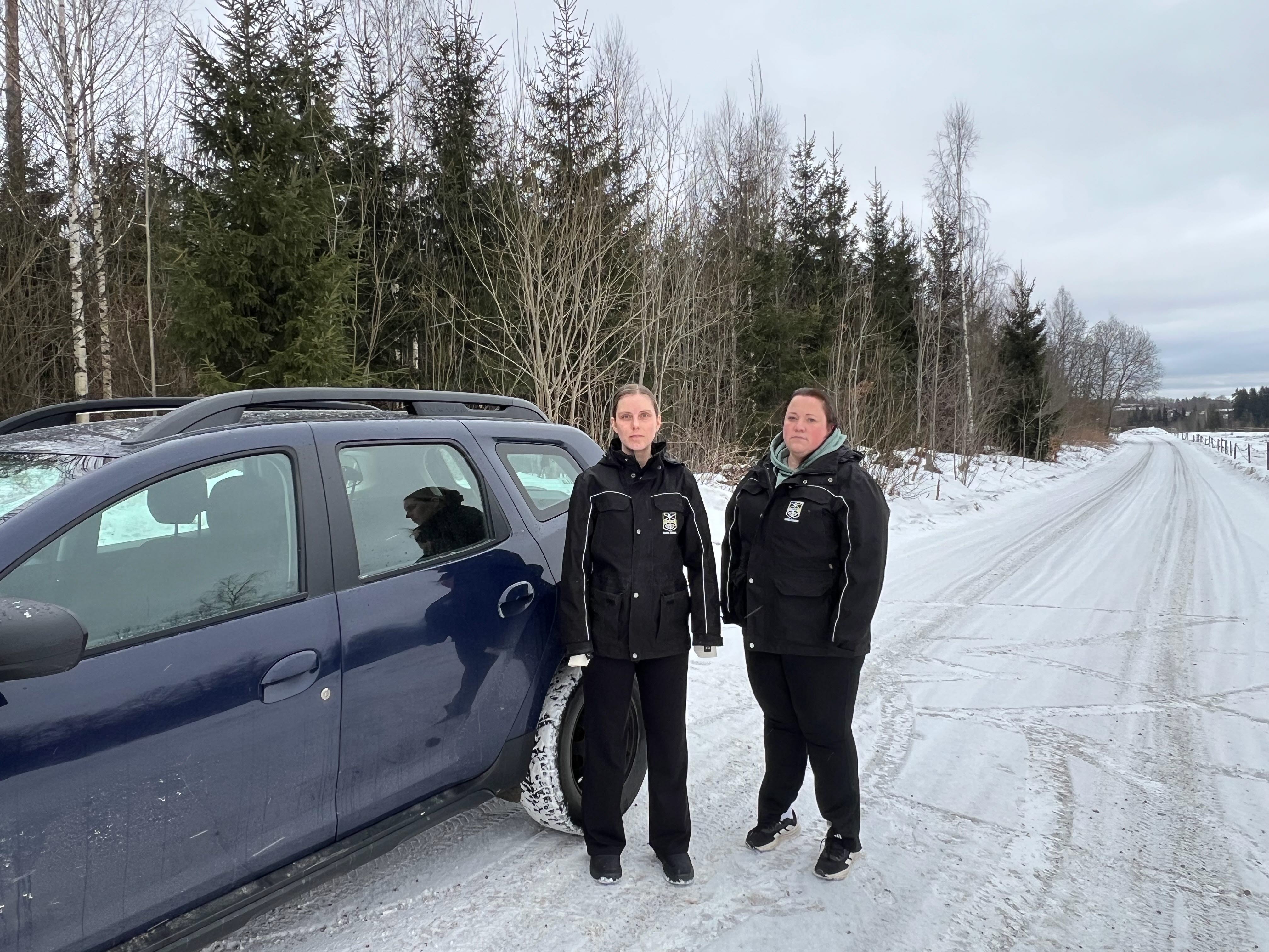 Karin Back-Skönnå, till vänster, och Madelen Olsson jobbar i hemtjänsten. De tar sig fram till kunderna i ur och skur.