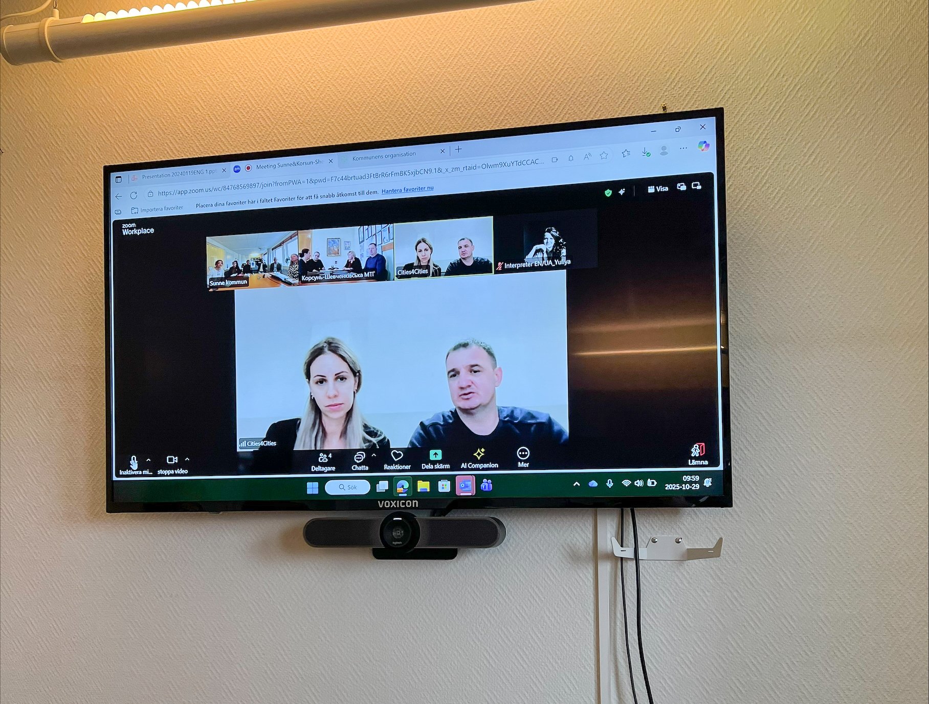 Bild på tv-skärm under ett digital möte på Zoom. På skärmen visas representanter från Cities4cities.
