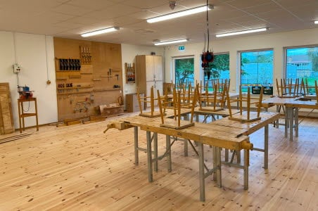 Träslöjdsalen gjordes lite mindre och gav plats till ett efterlängtat bibliotek med sittplatser.