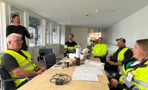 Sunne Byggkonsortium tycker att samarbetet i deras stora gemensamma byggprojekt Brogården fungerar bra, från vänster Urban Björklund, platschef, Peter Mattson, kalkyl och inköp, Fredrik Jonsén, arbetsledare, Thomas Andersson, arbetsledare, Niclas Carlbäck, projekteringsledare och Hege Carling, arbetschef. 