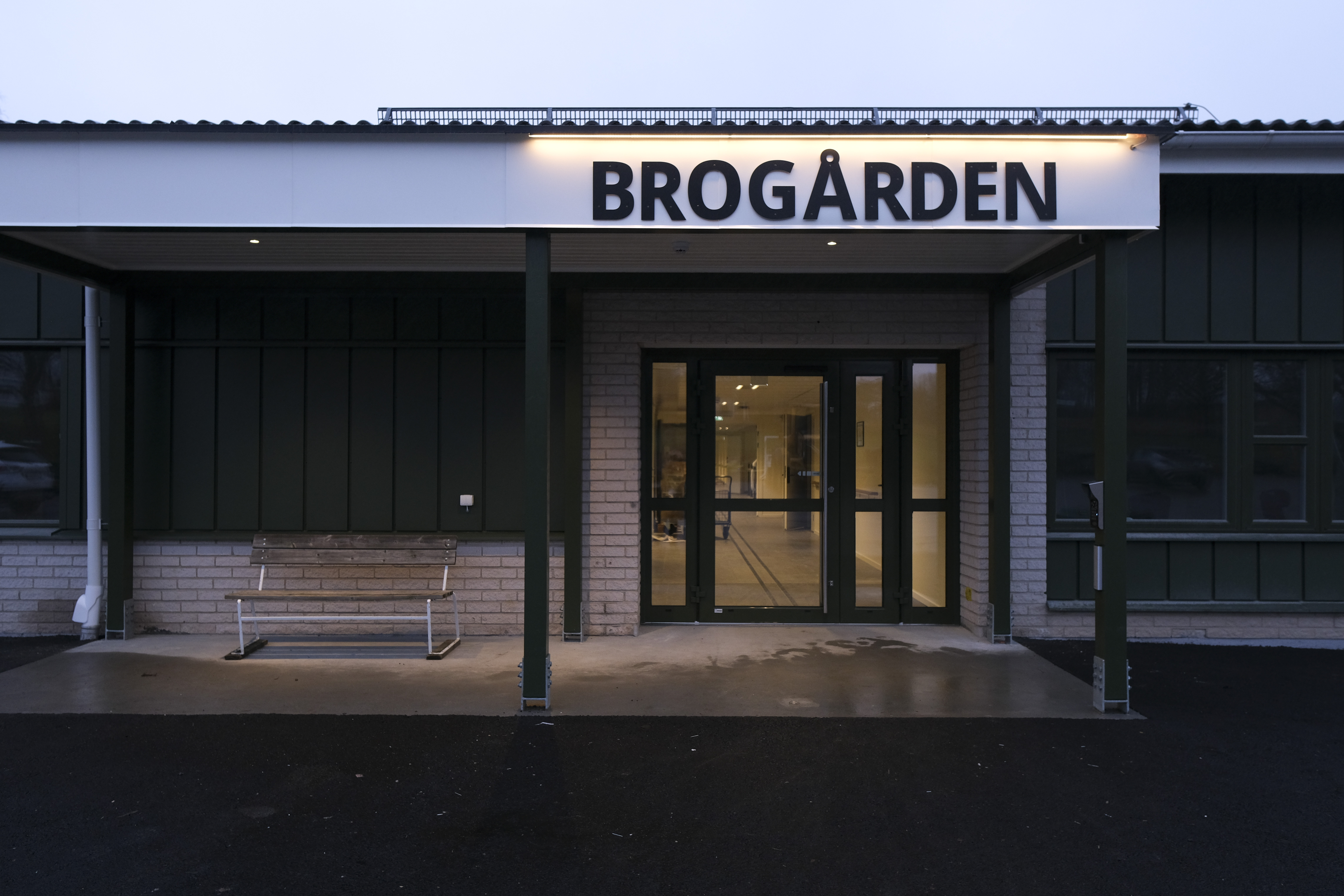 Entr&eacute;n vid Brog&aring;rden